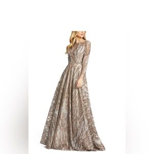 MAC DUGGAL
Long Sleeve Gown